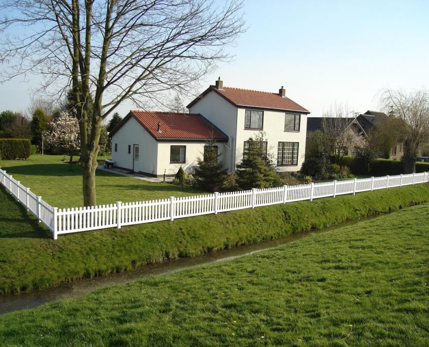 Plastic Fencing - Straight Picket Fence